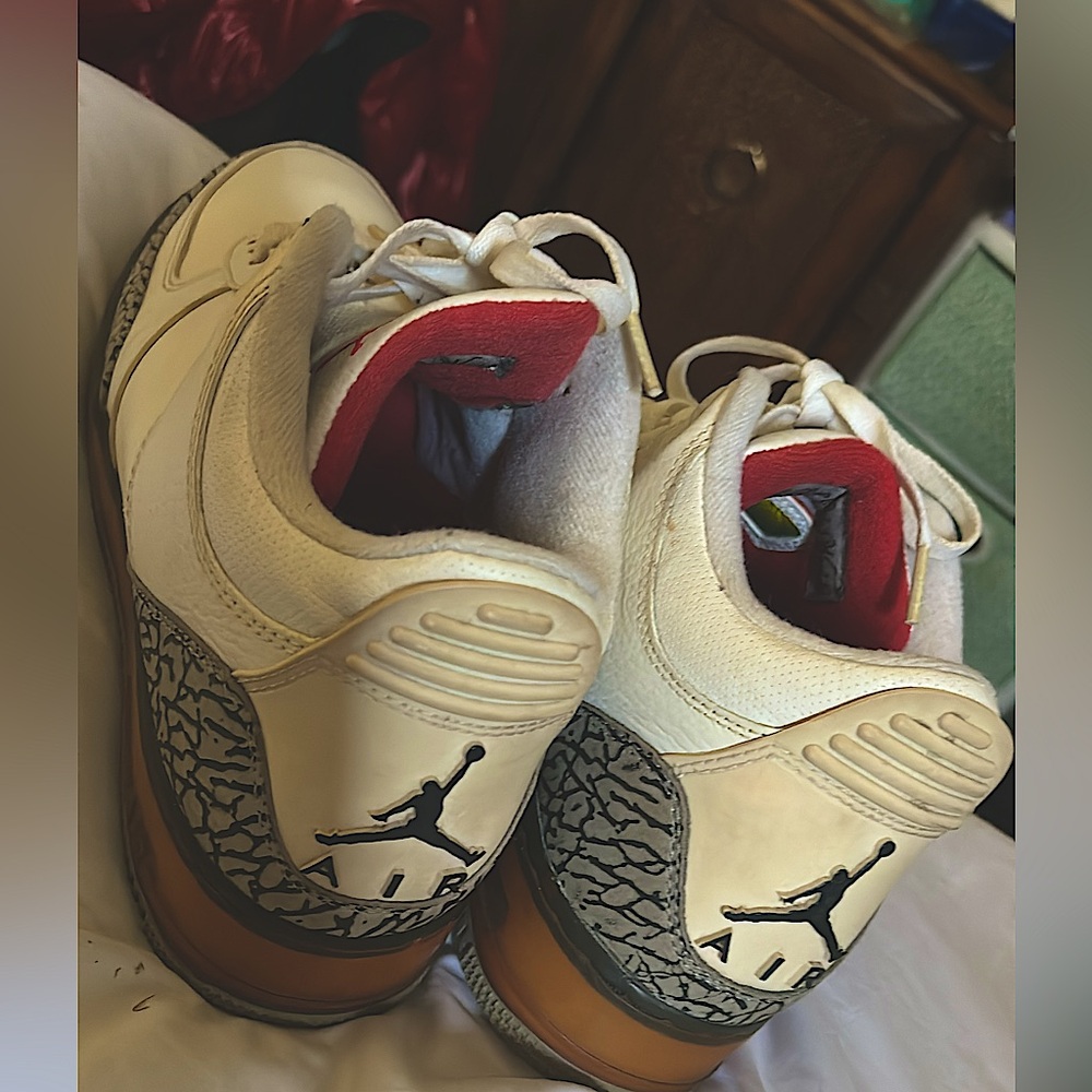 Very comfy used Jordan sneakers. Make me a deal.